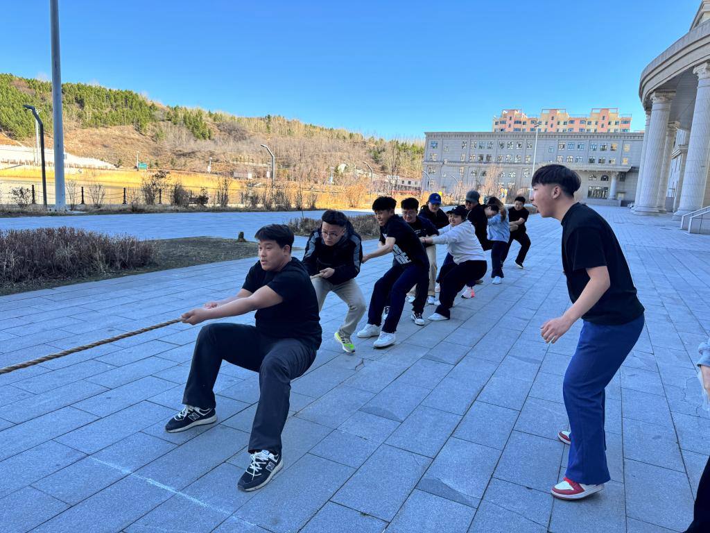 公司举办“绳采飞扬·聚力拔河”主题活动